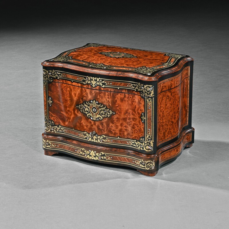 French Thuya and Brass Inlaid Serpentine Cave a Liqueur or Tantalus Box 19th Century 